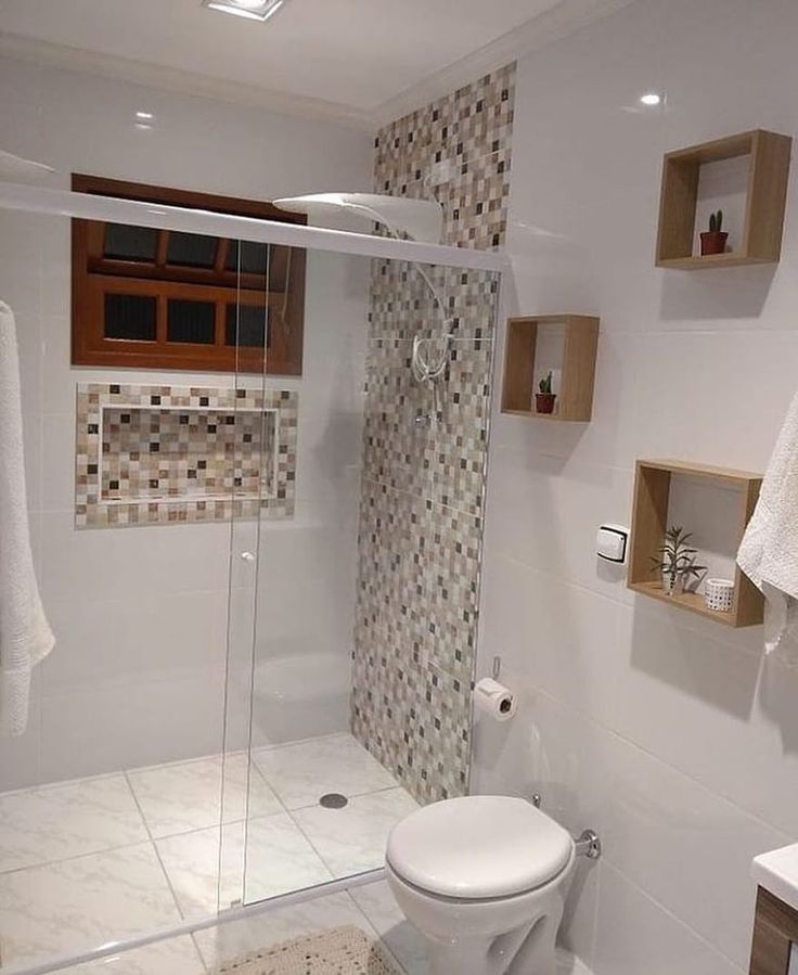 banheiros simples e pequenos