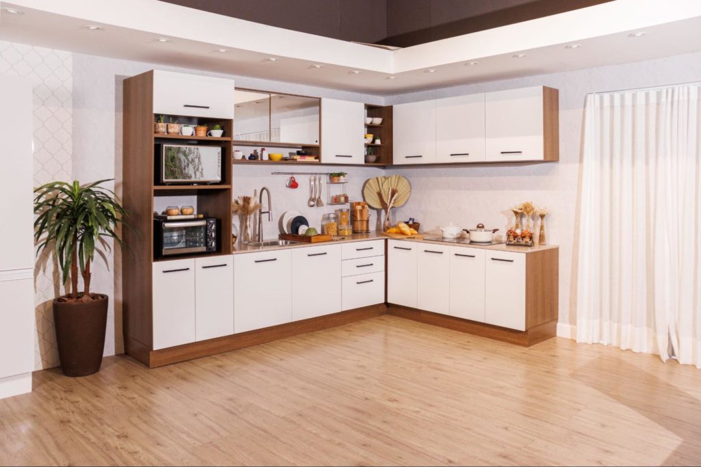 como-decorar-uma-cozinha-branca-com-madeira